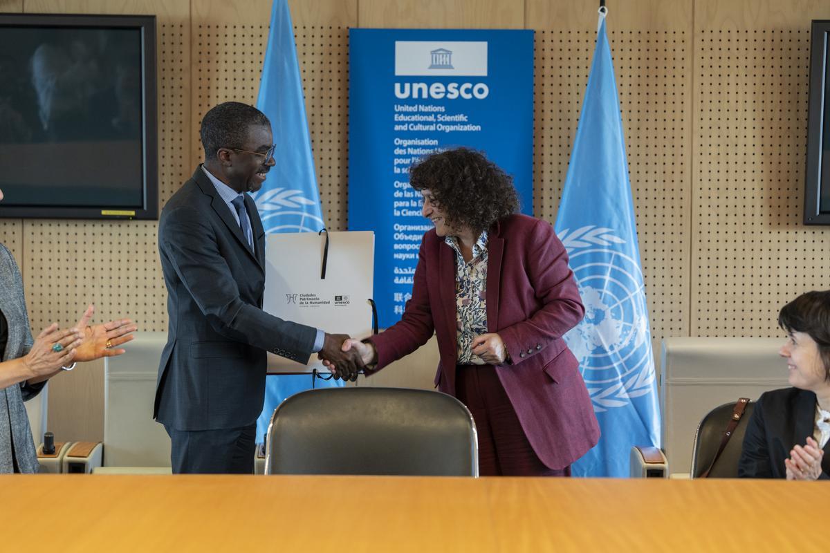 La alcaldesa de Santiago, Goretti Sanmartín, saluda a Lazare Eloundou Assomo, director del Centro de Patrimonio Mundial de la Unesco, este lunes en París