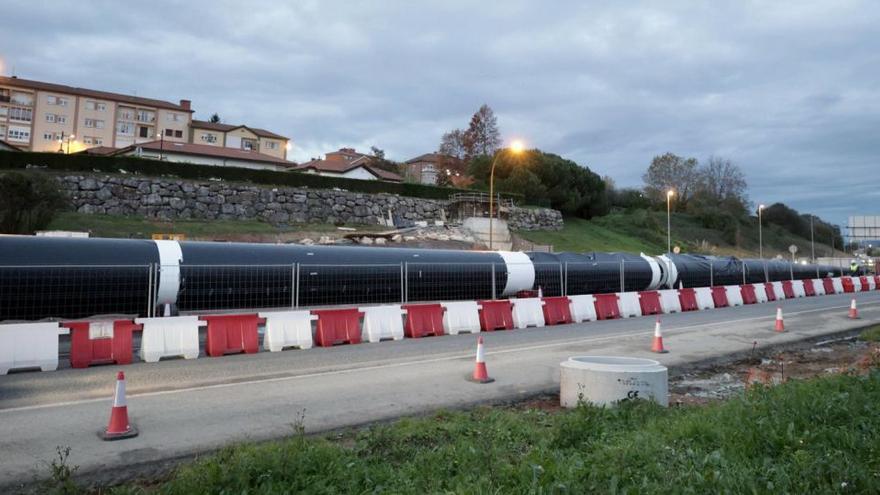 El mástil de 55 metros del &quot;tobogán&quot; de Oviedo espera ya en la &quot;Y&quot; para su izado