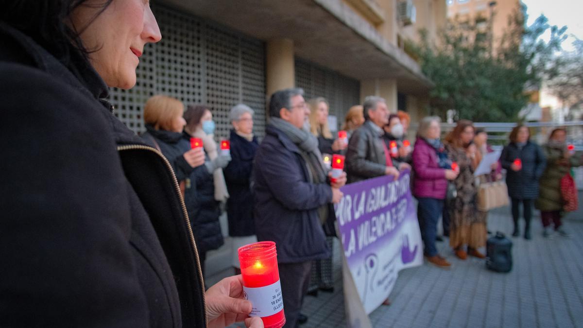 Asistentes a la concentración para condenar los asesinatos machistas, este miércoles a las puertas de los juzgados de Badajoz.