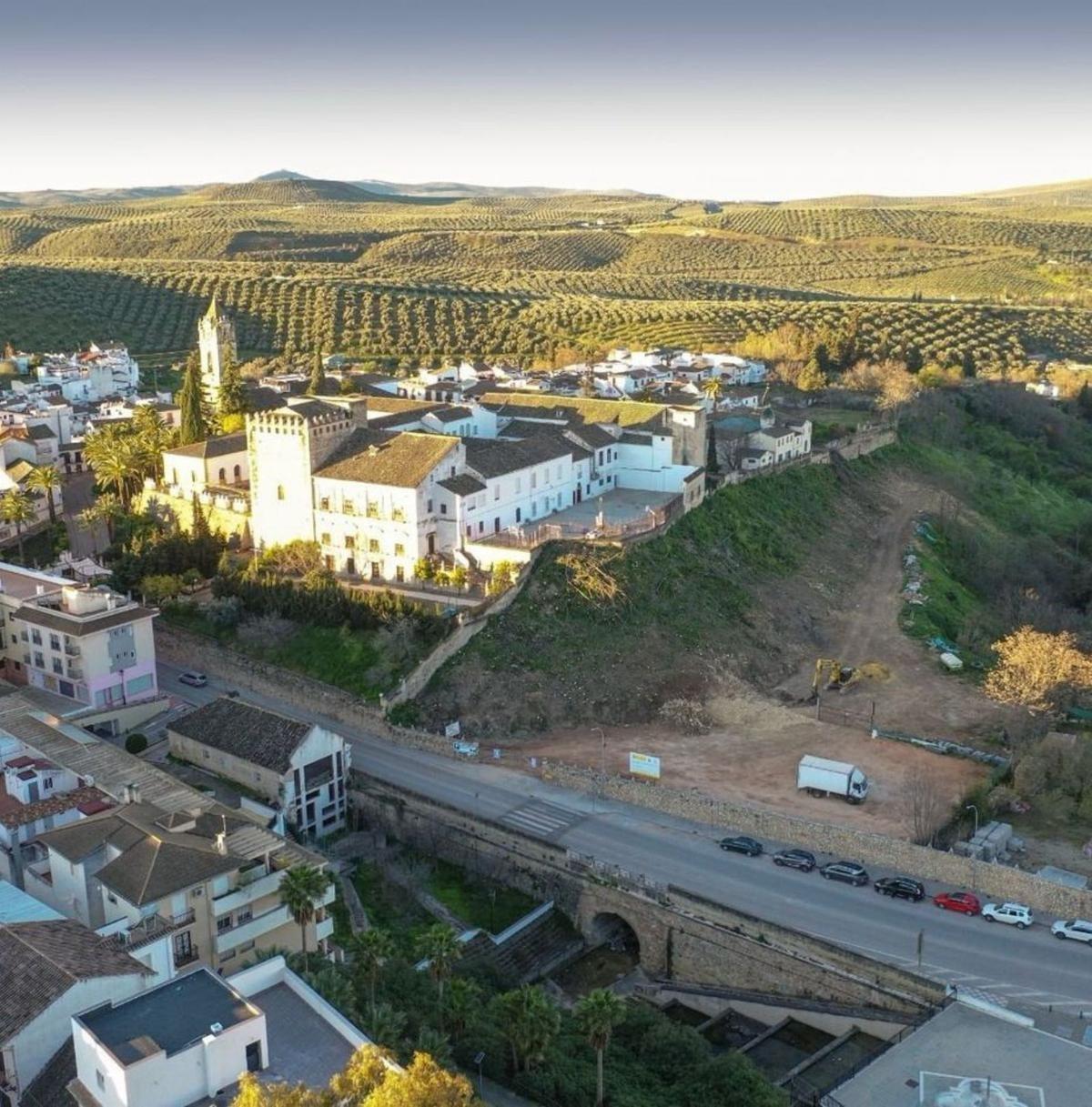 Vista aérea del acceso al casco histórico de Cabra por el puente del Junquillo.