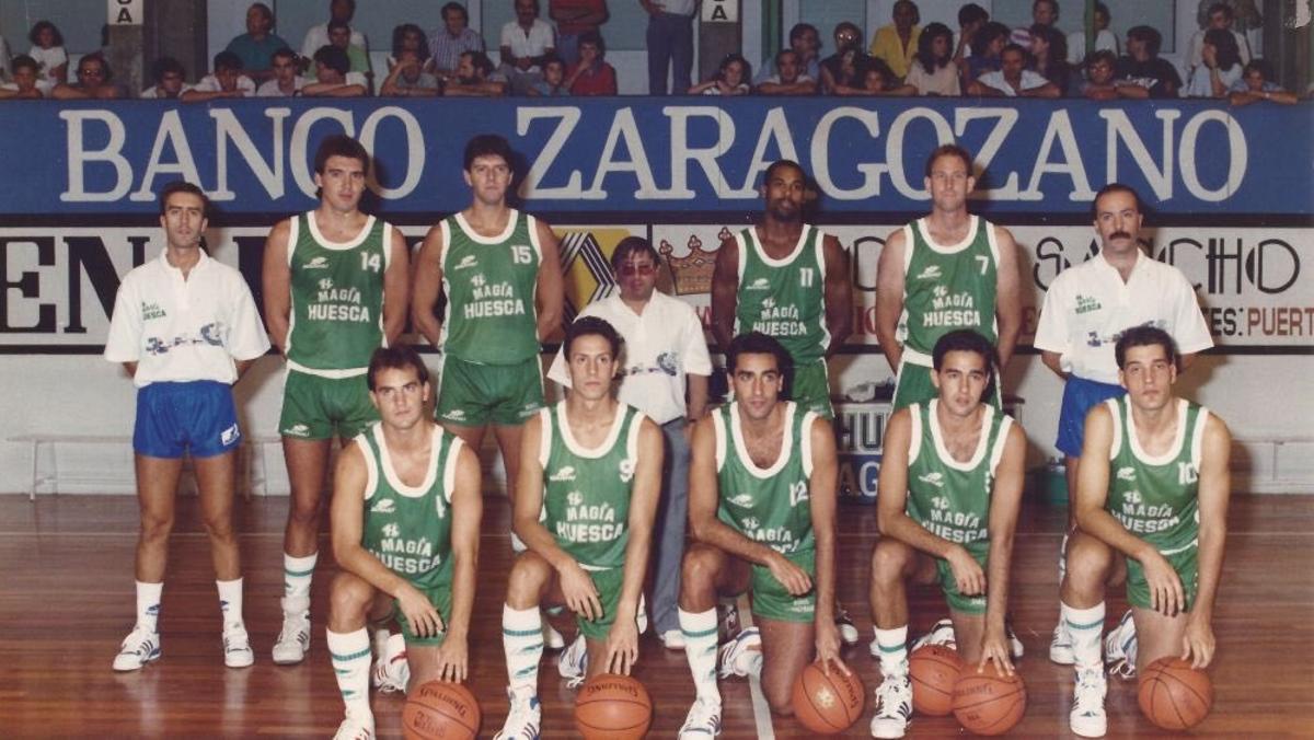 Pagès, amb el dorsal 15, en una foto de la plantilla del Magia Huesca