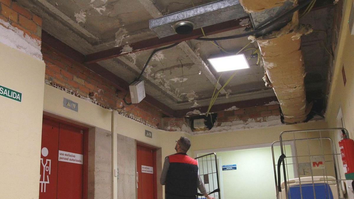 Zona de la tercera planta del Materno Infantil donde se desprendió el falso techo el sábado. | FdV