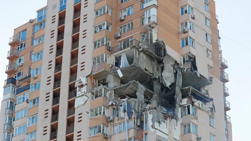 Rusia ataca Kiev y bombardea un edificio residencial