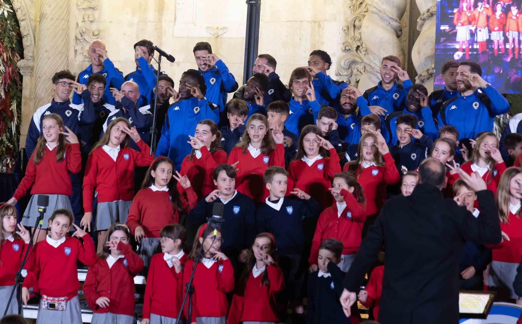 El Hércules interpreta el tradicional villancico junto al coro de los Jesuitas en la plaza del Ayuntamiento de Alicante.
