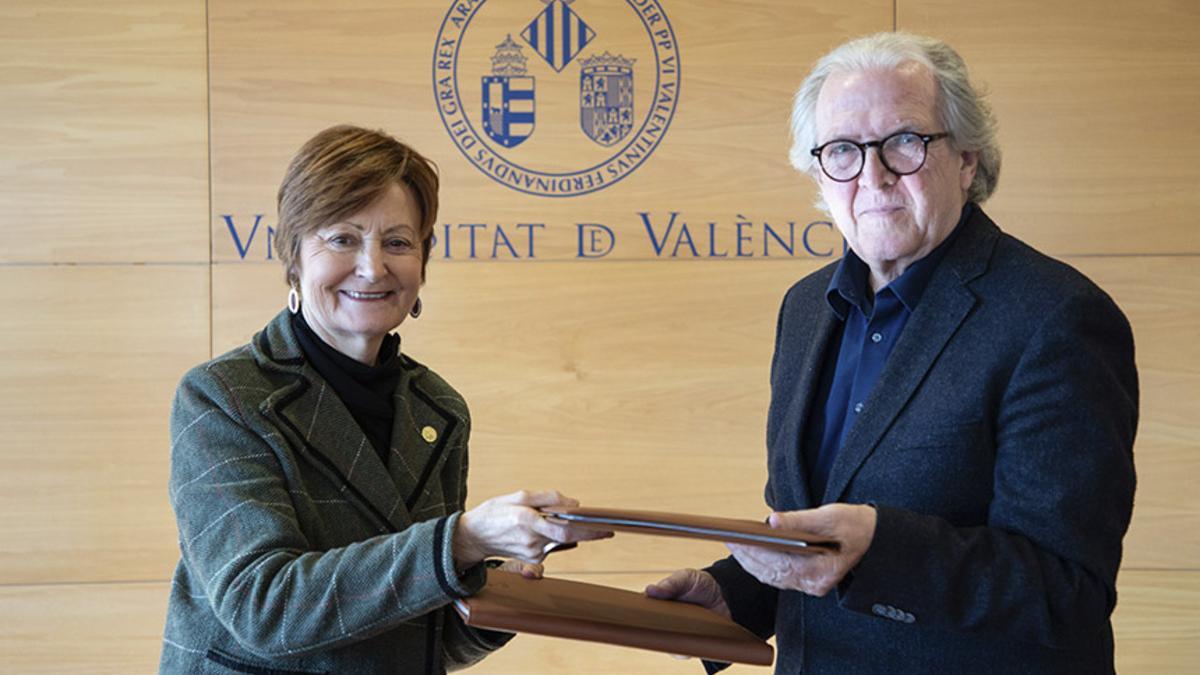 La rectora de la UV Mavi Mestre junto al catedrático emérito Joan Romero.