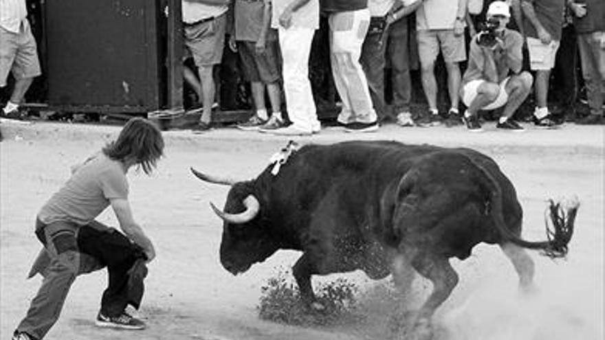 Cerca de 50 peñas ponen la nota festiva en el coso de Almenara