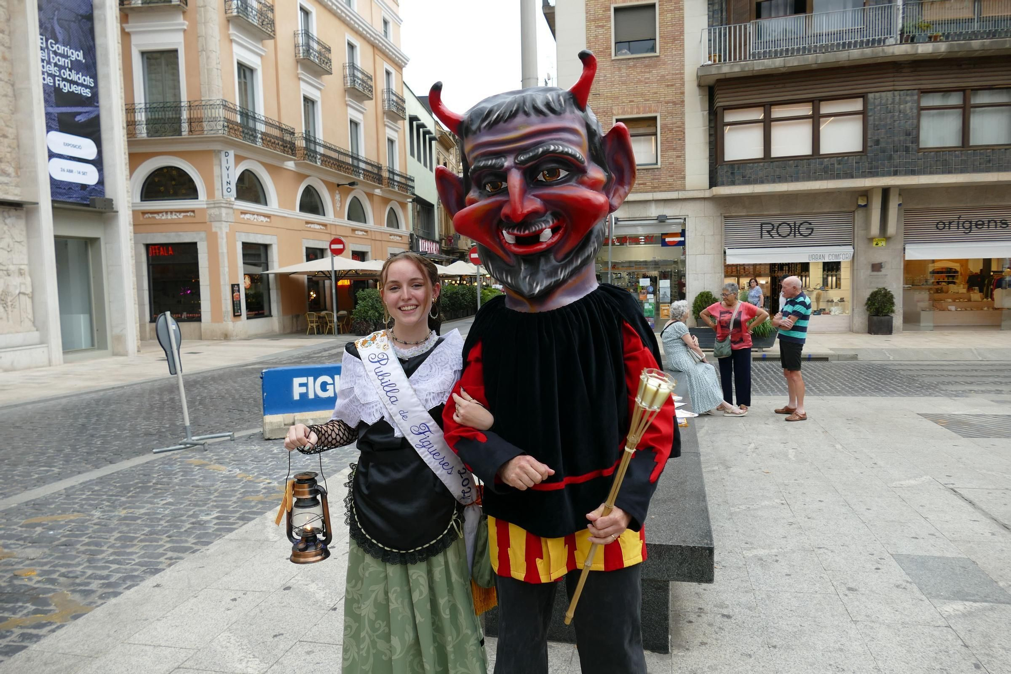 Figueres rep la Flama del Canigó i reparteix la llum de la catalanitat per tota la comarca