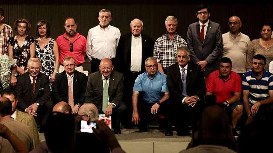 Foto de familia de los homenajeados por su altruismo en la donación de sangre, con miembros de las federaciones de donantes.