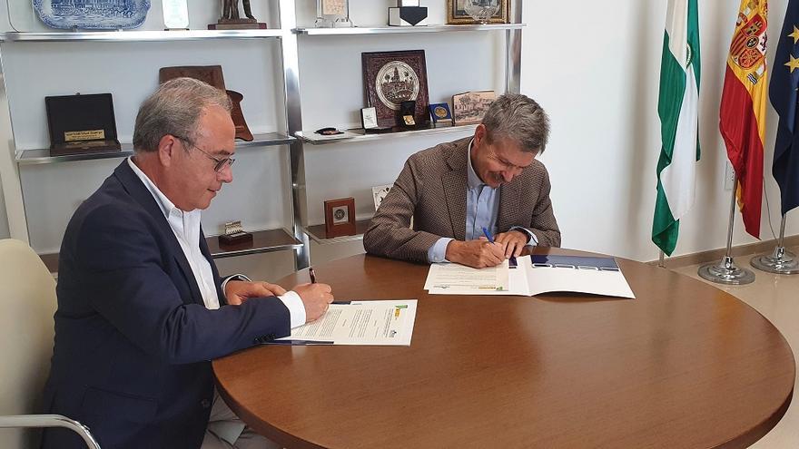 El presidente de Enresa, José Luis Navarro, y el presidente de la CECO (Confederación de Empresarios de Córdoba), Antonio Díaz, han suscrito el acuerdo de colaboración por el que Enresa se incorpora a CECO como nuevo miembro asociado.