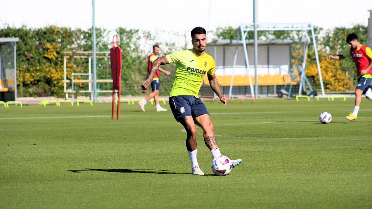 Tasende golpea el balón durante un entrenamiento con el Villarreal.