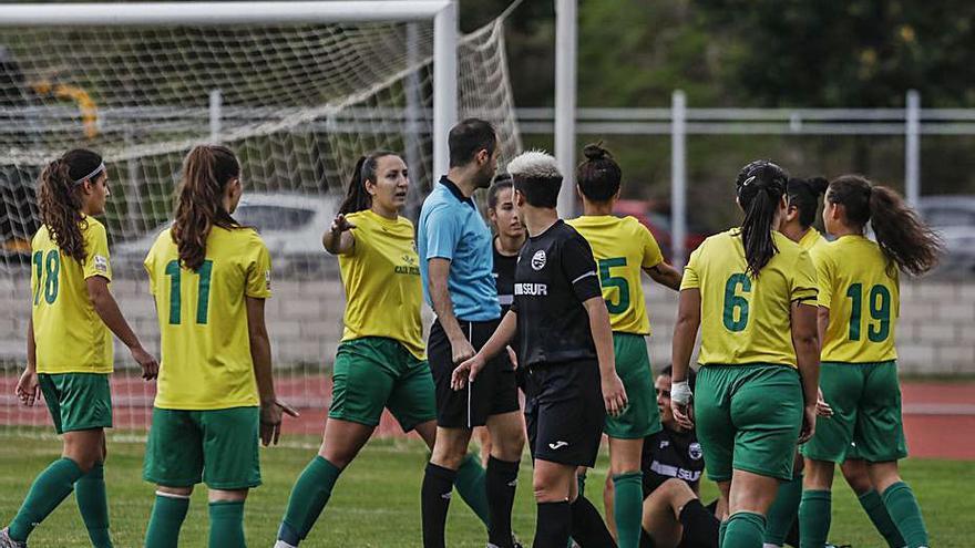 Las zamoranas protestan ante el penalti que supuso el 1-3. | Nico Rodríguez