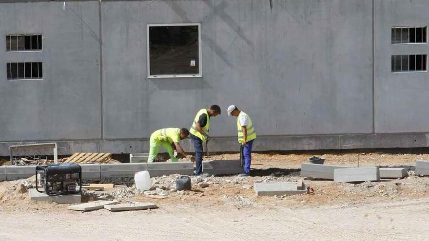 Un grupo de trabajadores de la construcción, ayer en la capital.