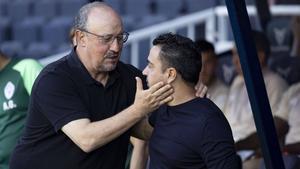 Rafa Benítez saluda cariñosamente a Xavi Hernández en el partido de la primera vuelta en Montjuïc