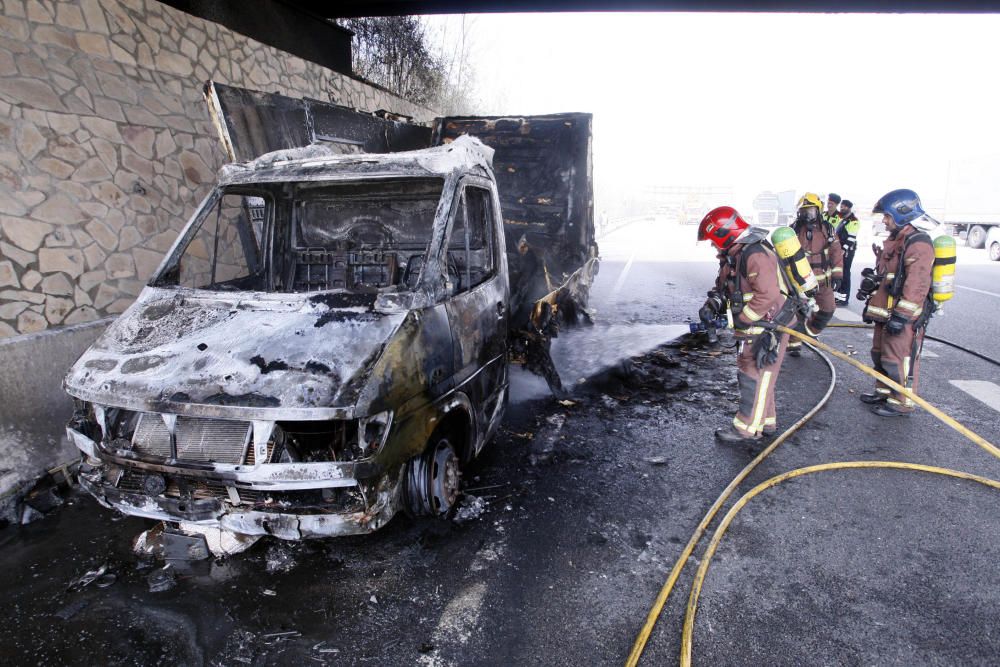 S''incendia un camió a l''AP7 a Salt i provoca cues a l''autopista