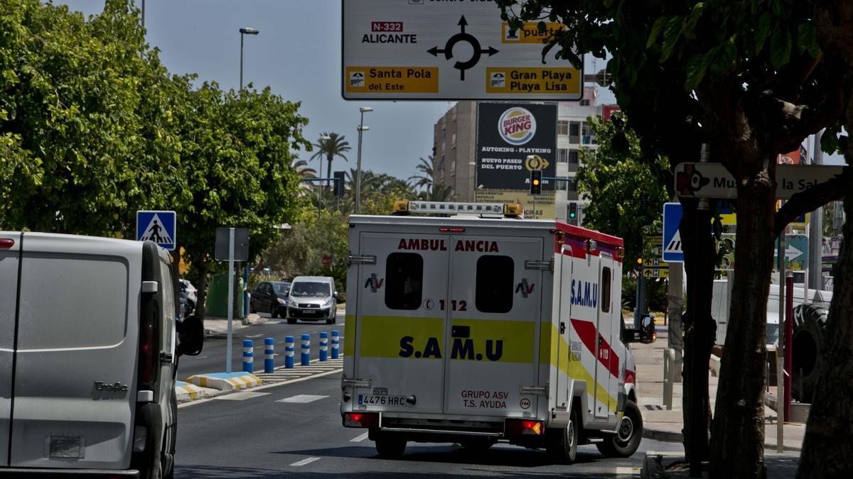 Ambulancia SAMU en la entrada a Santa Pola, en imagen de archivo