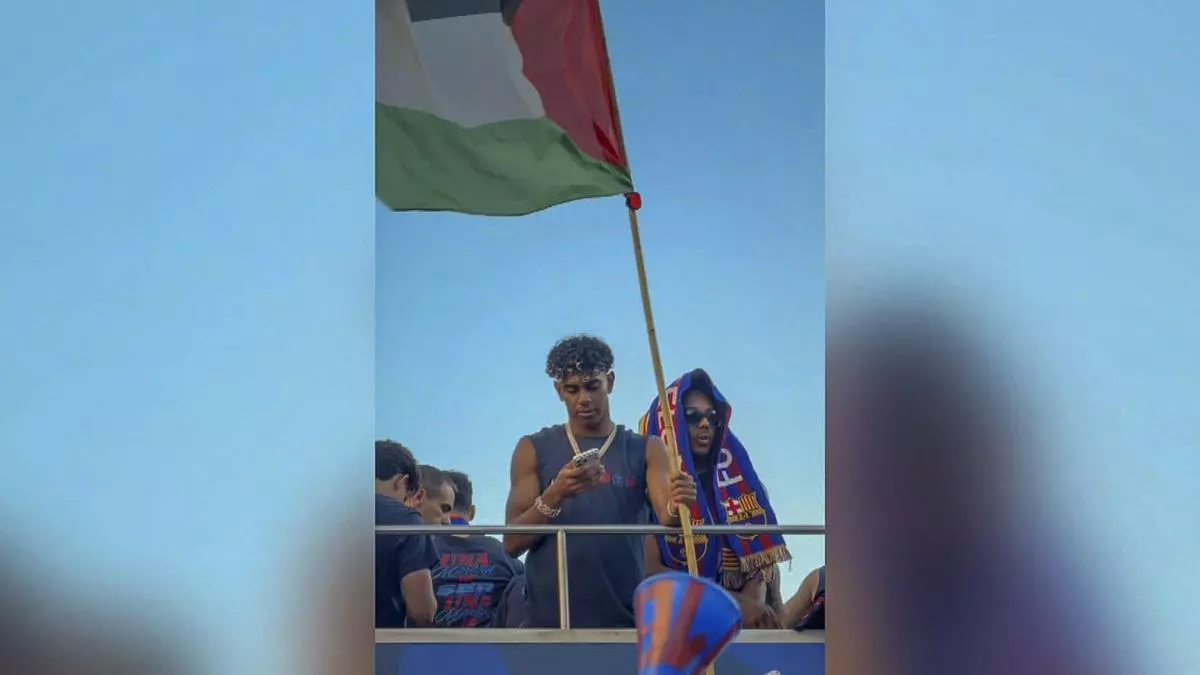 Israel acusa a Lamine Yamal de "incitar y fomentar el odio" por ondear una bandera palestina en la rúa del Barça