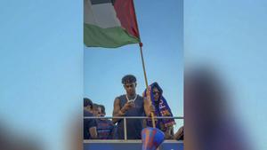 Lamine ondea la bandera de Palestina durante la rúa de celebración del Barça