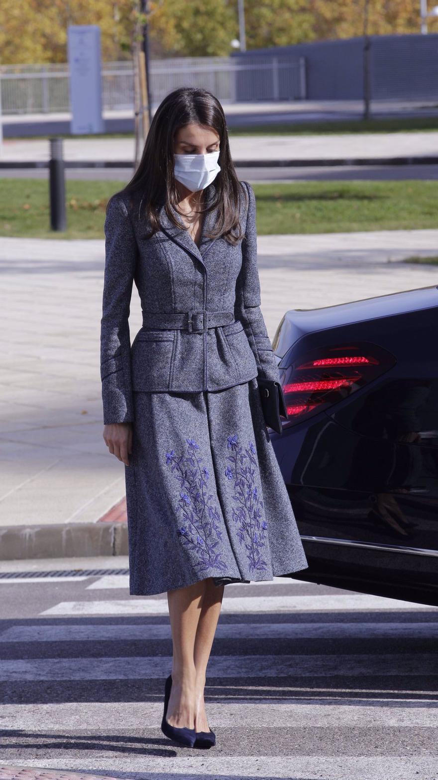 La reina Letizia amortiza su traje de Felipe Varela.