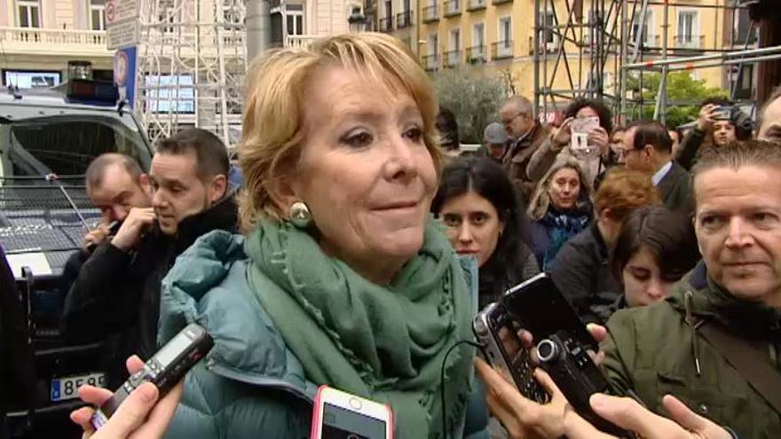 Esperanza Aguirre mide personalmente la longitud de las aceras de la Gran Vía de Madrid
