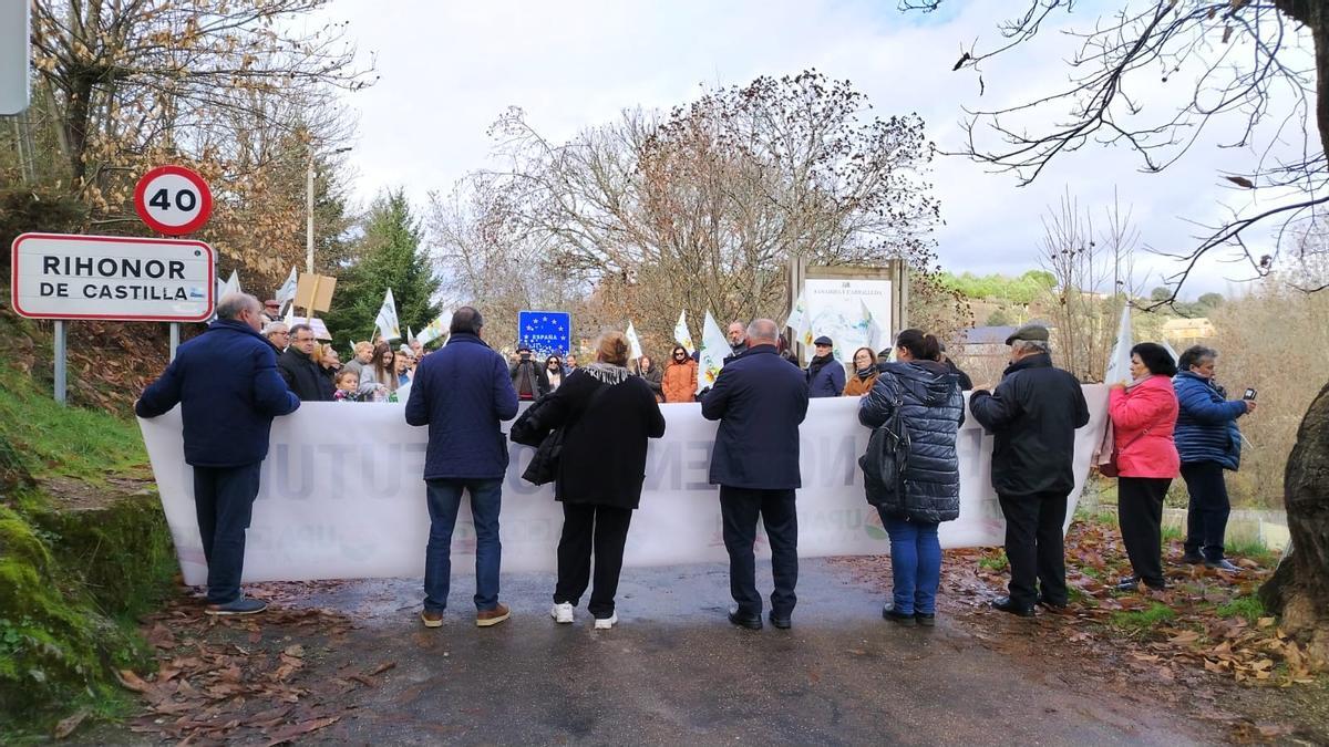 Rihonor se suma a la reivindicación por las paradas de tren