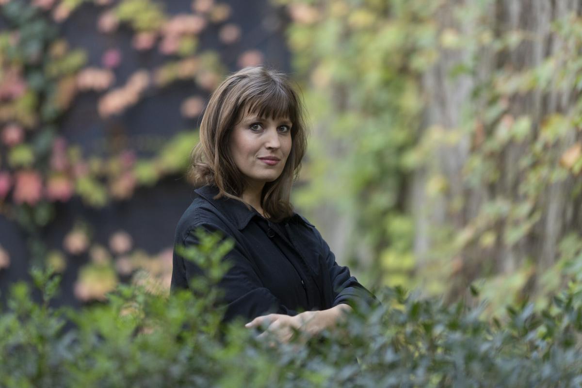 GRAFCAT4611. BARCELONA (ESPAÑA), 12/11/2025.-La escritora alemana Charlotte Gneuss, posa este martes en Barcelona con motivo de la presentación de su novela 'Los confidentes', su debut literario con el que su primera novela, ambientada en la antigua RDA y que ha sido finalista del Deutscher Buchpreis y ha recibido los premios literarios Aspekte y Jürgen Ponto.EFE/ Marta Pérez