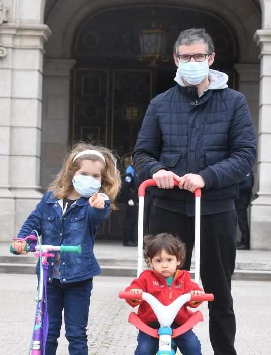 Primera salida de los niños a la calle en Coruña