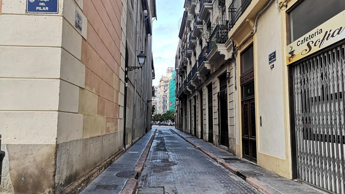 Este es el callejón por el que entran, todos los años, las piezas de la falla del Pilar