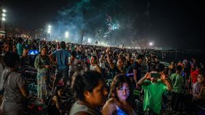 La revetlla de Sant Joan omple la platja de Barcelona: ‘botellon’ massiu, almenys un apunyalat i controls laxos