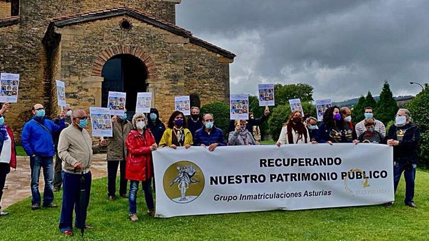 La concentración del grupo asturiano contra las inmatriculaciones en San Julián de los Prados, en Oviedo.
