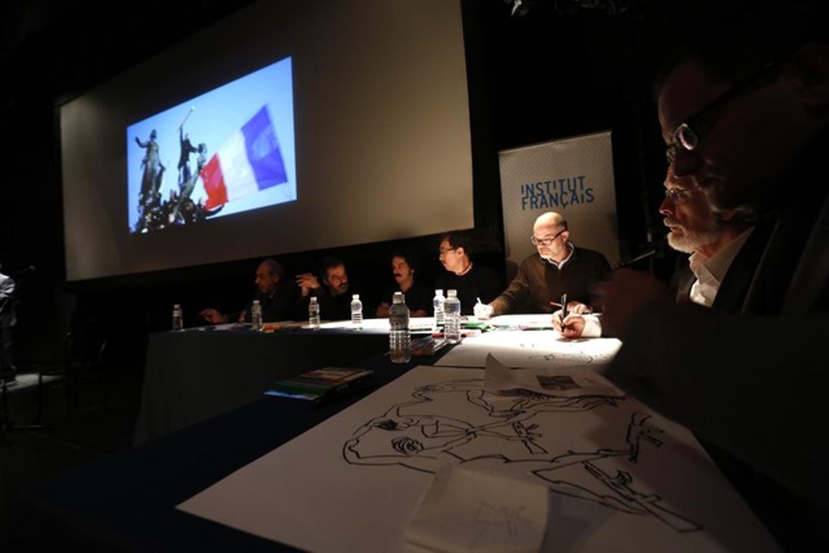 Emocionant homenatge a ’Charlie Hebdo’ a l’Institut francès de Madrid.