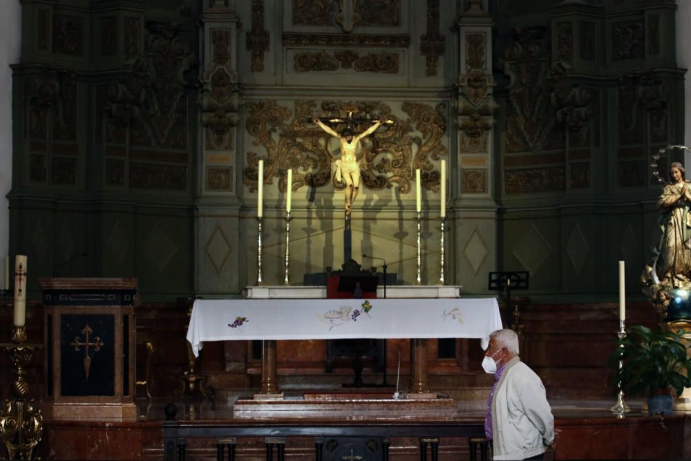 En la iglesia de Santiago, algunos fieles se pasan a rezar con las medidas de higiene y distanciamiento social que el propio templo se esmera por cumplir y dar a conocer.