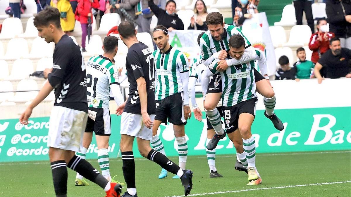 Adrián Fuentes celebra el cuarto gol del Córdoba CF al Tamaraceite con José Cruz a cuestas.