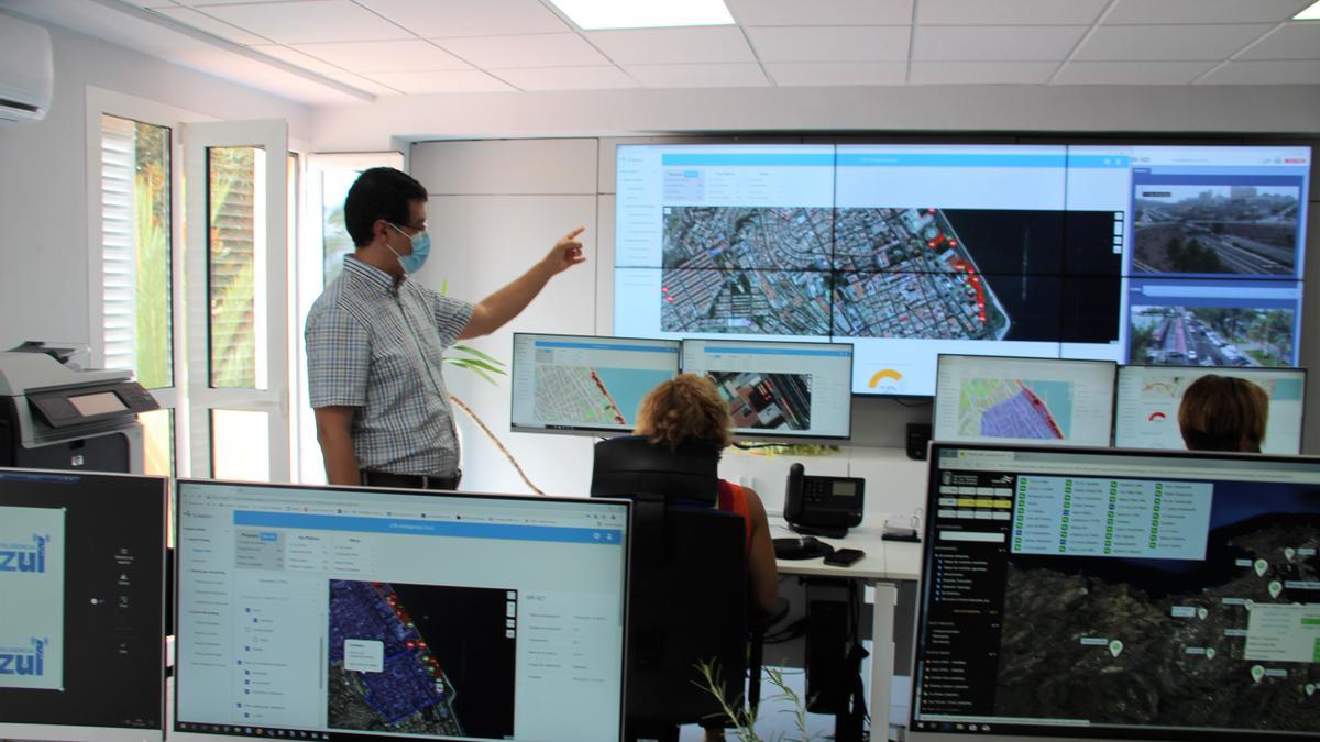 El concejal de Innovación Tecnológica de la corporación local, Mario Regidor, en la sala donde se lleva el control de la red de saneamiento municipal.