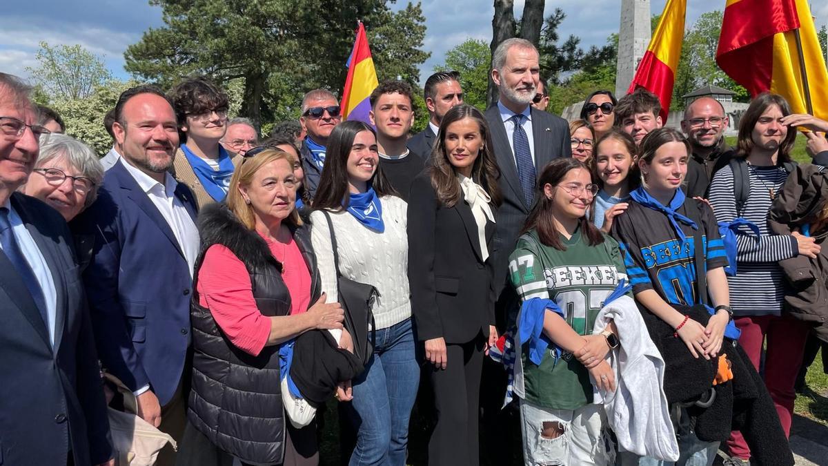 Estudiantes de Manises, el alcalde Mansilla y la concejala, junto a Sus Majestades en Mauthausen