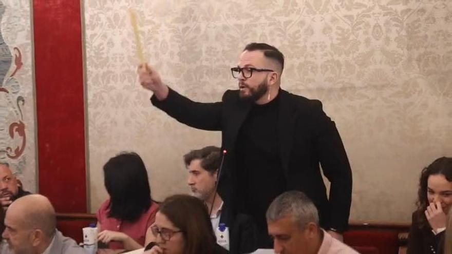 Rafa Mas regala una flauta a Cristina Cutanda en pleno debate por las ratas en Alicante