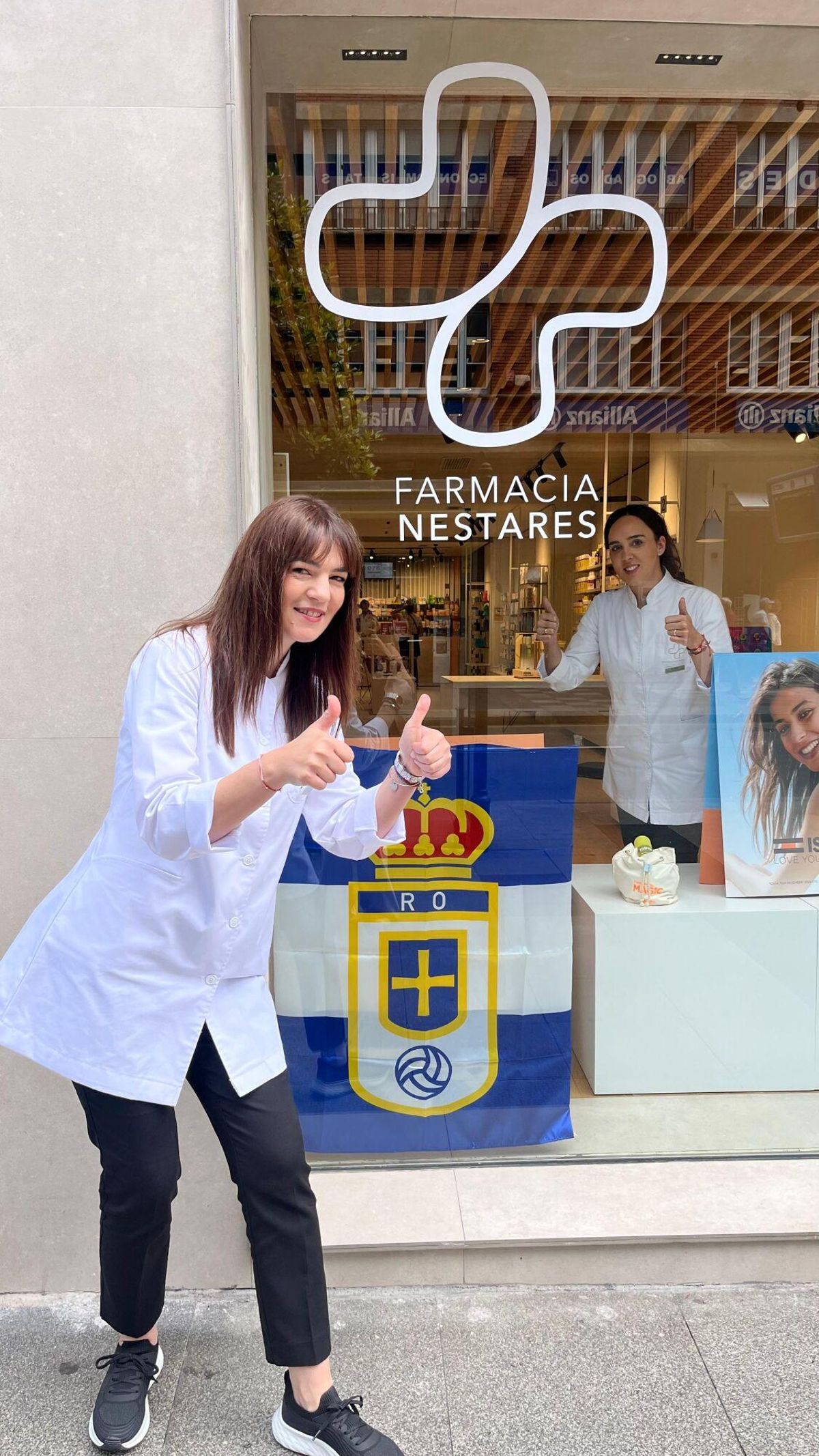 Victoria Belu y Tamara Méndez, en la farmacia Nestares.