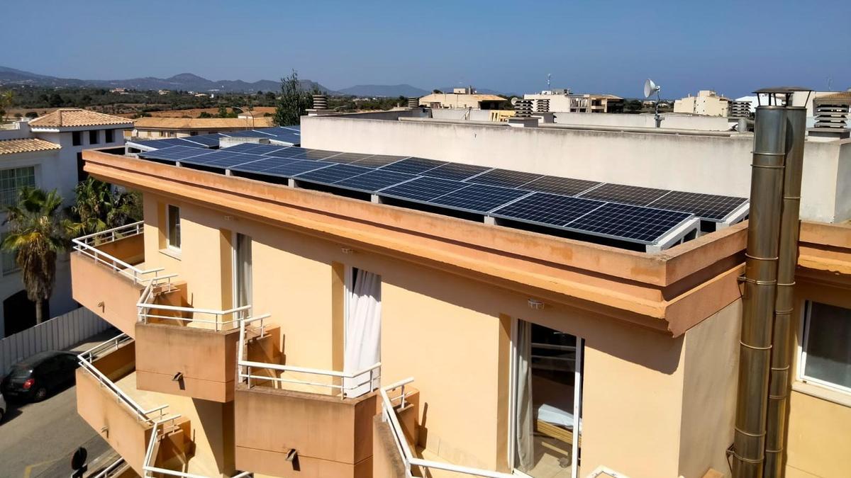 Se ha aprovechado al máximo la cubierta del complejo sanitario para instalar las placas solares.