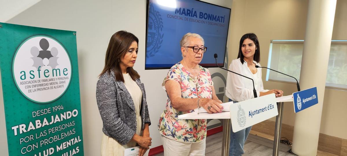 La directora de Asfeme, Noelia Aznar, junto a la presidenta del colectivo, María José López y la edil María Bonmatí este viernes