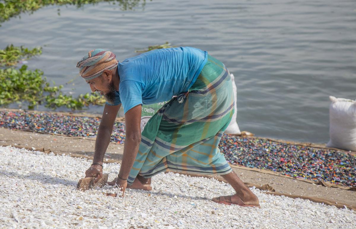 Bangladesh apuesta por la industria del reciclaje de plásticos