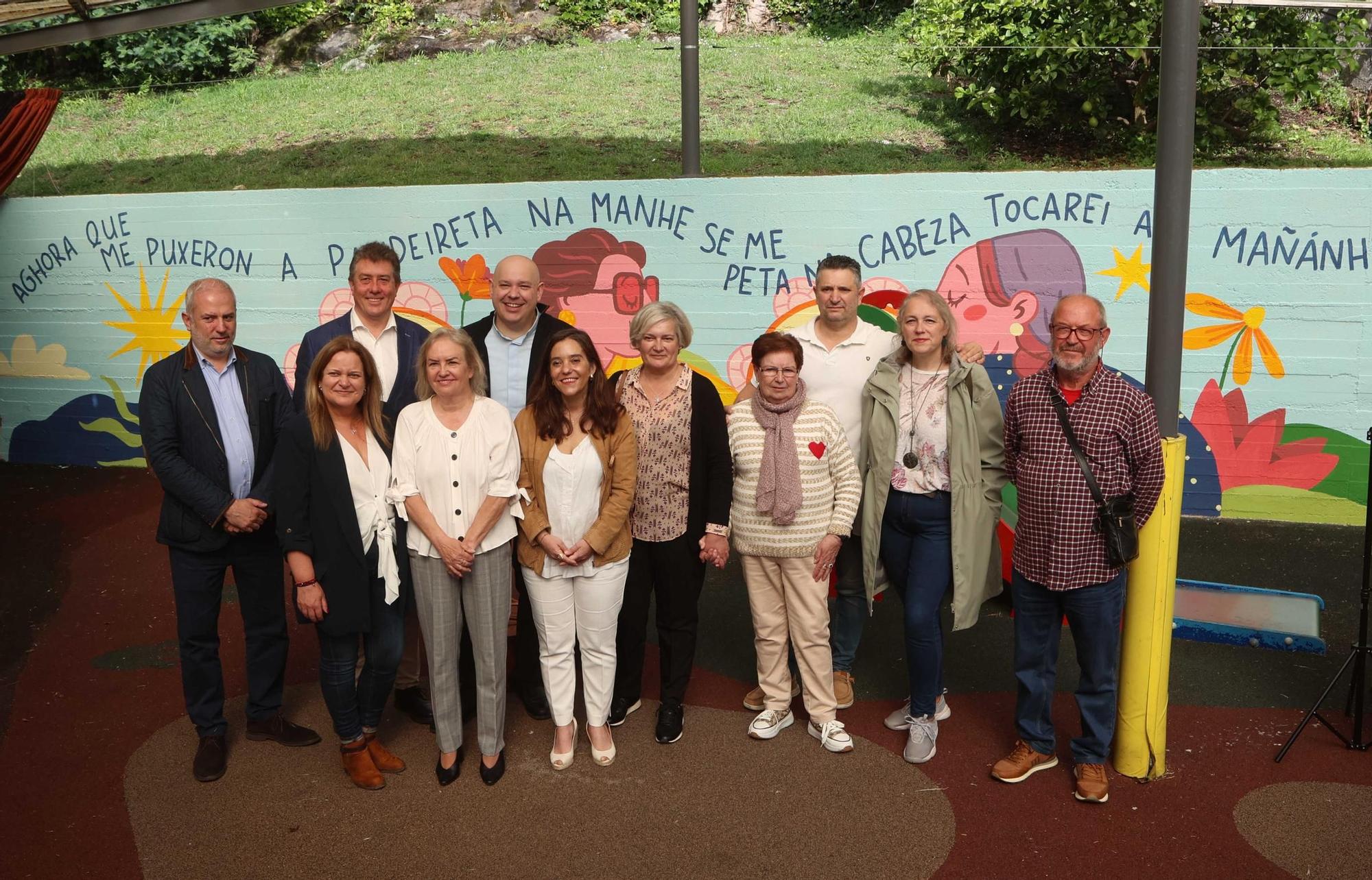 As cantareiras Adolfina e Rosa Casás decoran as paredes da escola infantil Luís Seoane