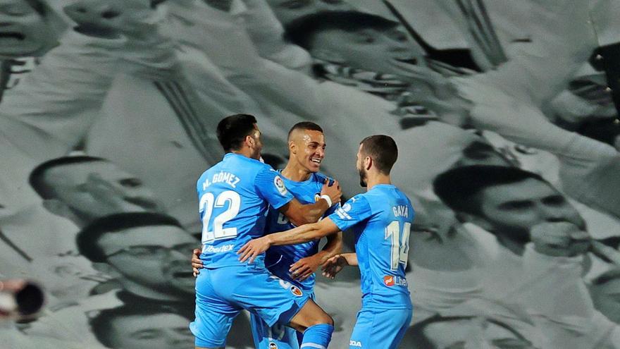 Rodrigo celebra junto a Maxi Gómez y Gayà el gol que posteriormente fue anulado por el VAR, la pasada temporada en Valdebebas. | EFE/JUANJO MARTÍN