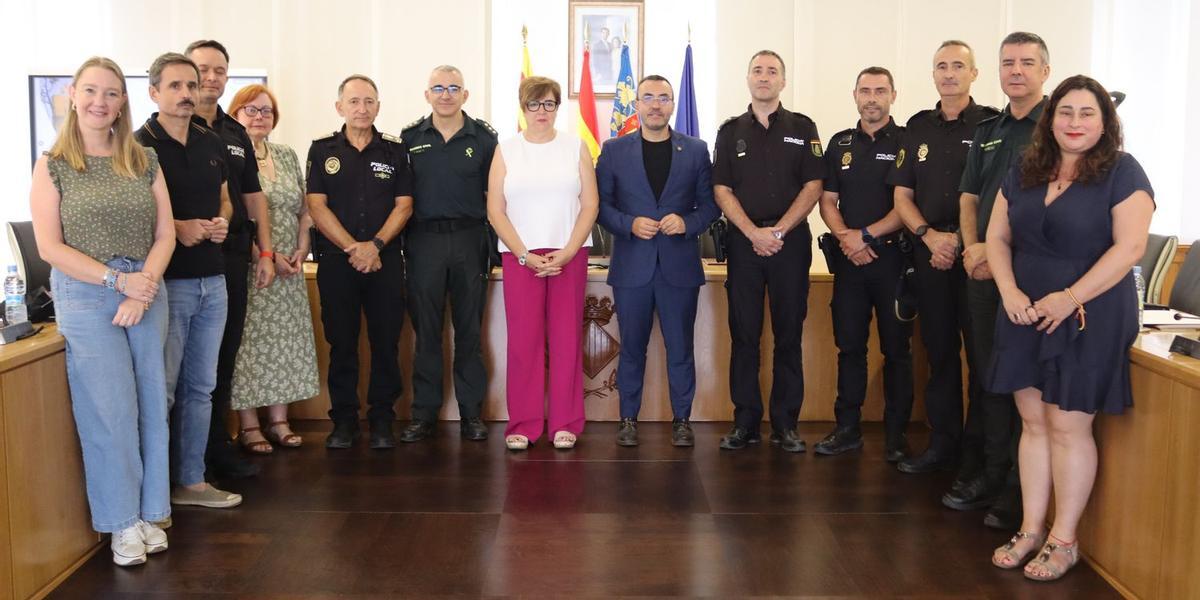 Foto de familia de los representantes políticos y de los cuerpos de seguridad que han participado este miércoles en la Junta Local de Seguridad de Vila-real.