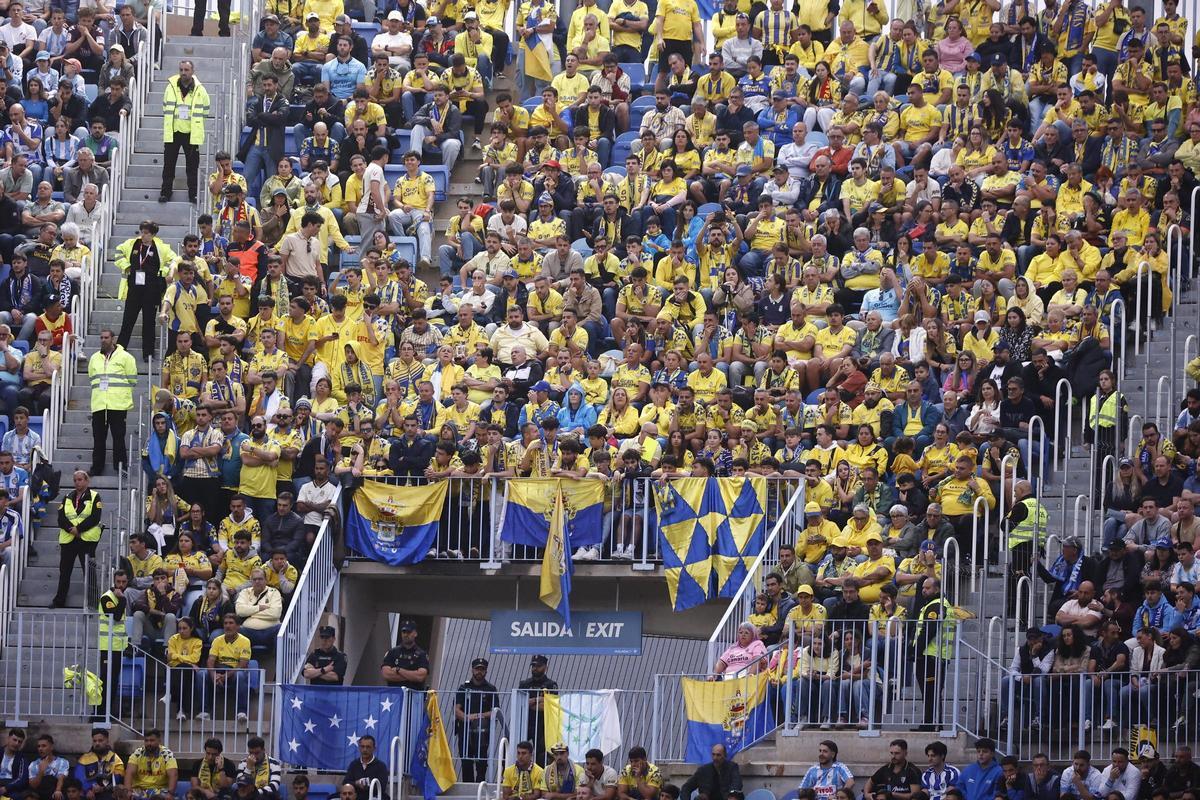 Aficionados de la UD Las Palmas en La Rosaleda