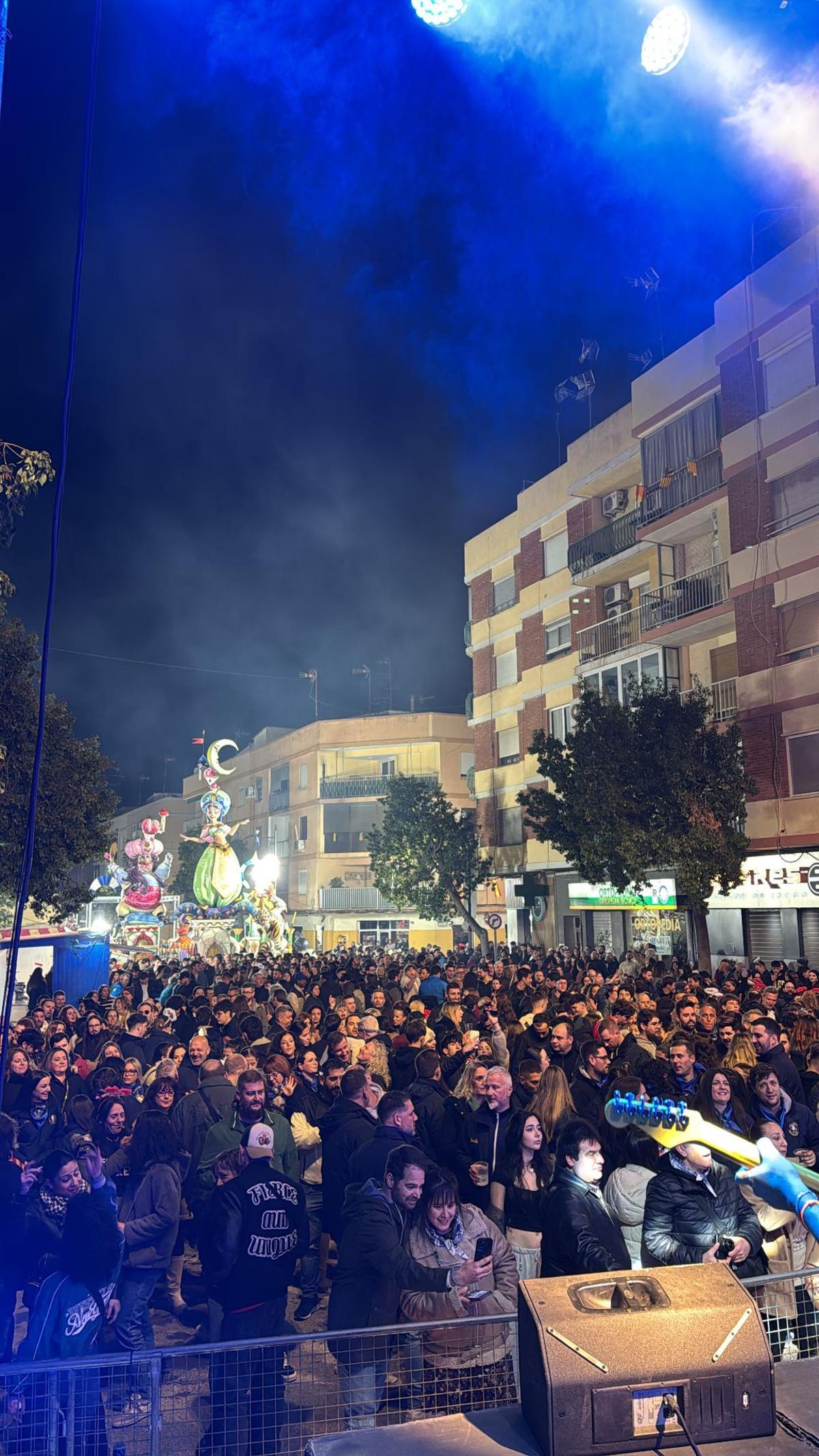 Asistentes a la verbena de la 'Nit de la plantà' en La Victòria.