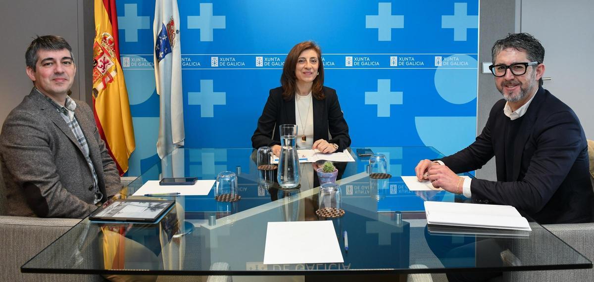 Roi Fernández, esquerda, Ángeles Vázquez e Luis Oujo.