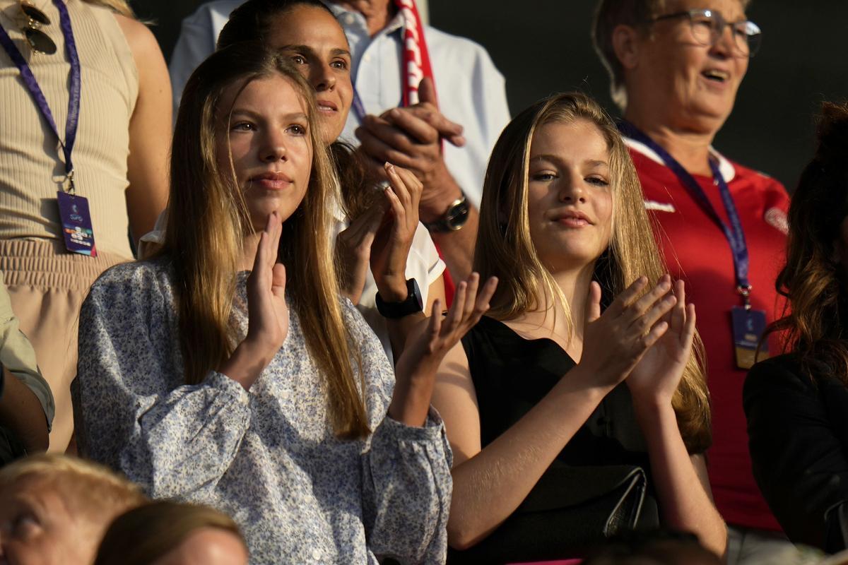 La princesa Leonor y la infanta Sofía durante el partido de Eurocopa en Londres