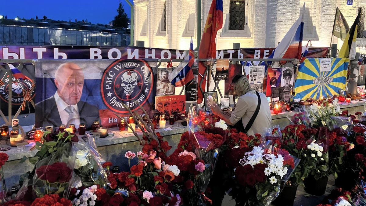 Legisladores rusos depositan flores en la tumba de Prigozhin.