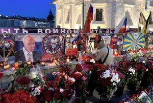 Legisladores rusos depositan flores en la tumba de Prigozhin