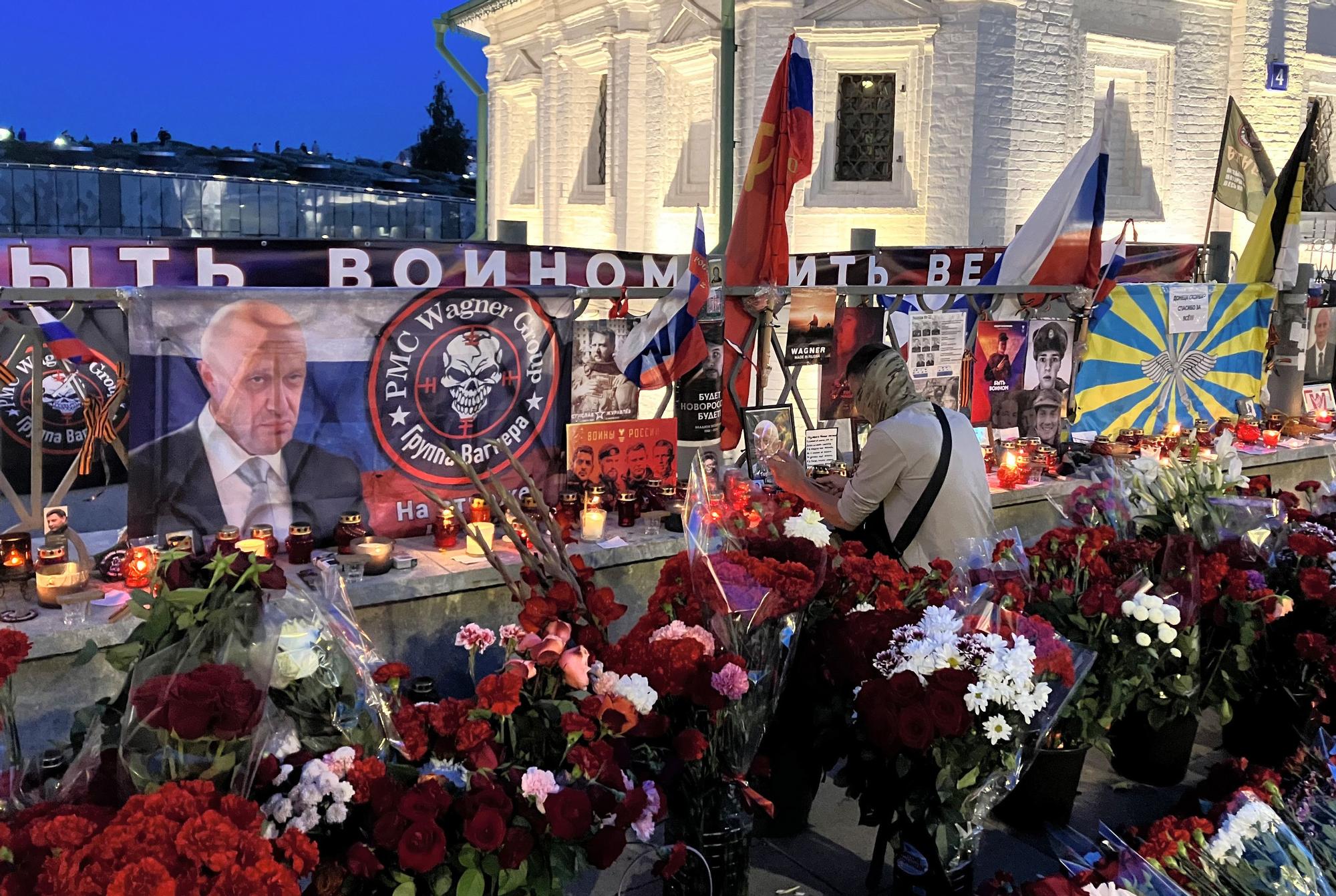 Legisladores rusos depositan flores en la tumba de Prigozhin.