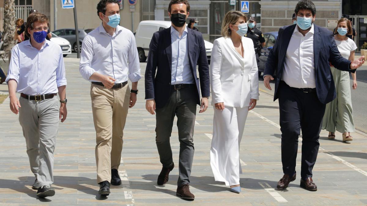 El líder del PP, Pablo Casado (C), y su número dos, Teodoro García Egea (2i), junto al portavoz nacional del partido y alcalde de Madrid, José Luis Martínez-Almeida (i), y el presidente de Murcia, Fernando López Miras (d), durante una cumbre de alcaldes y presidentes de diputaciones provinciales en Cartagena (Murcia), este 12 de junio de 2021.